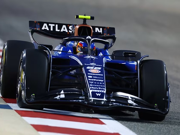 Carlos Sainz Kalahkan Hamiltom di Uji Coba Hari Kedua