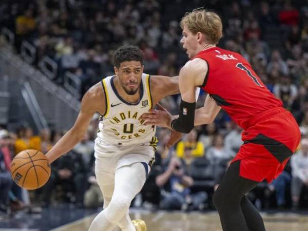 Tyrese Haliburton (kiri) mencetak 33 poin saat Indiana Pacers mengalahkan Toronto Raptors 111-91 pada hari Rabu (26/2) malam. (Foto: AP)