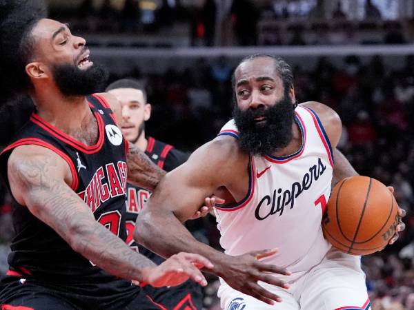 James Harden (kanan) mencetak 30 poin saat Los Angeles Clippers meraih kemenangan 122-117 atas tuan rumah Chicago Bulls pada Rabu (26/2) malam. (Foto: AP)