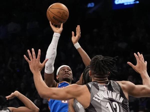 Shai Gilgeous-Alexander (kiri) mencetak 27 poin saat Oklahoma City Thunder meraih kemenangan 129-121 atas Brooklyn Nets pada hari Rabu (26/2) malam. (Foto: AP)