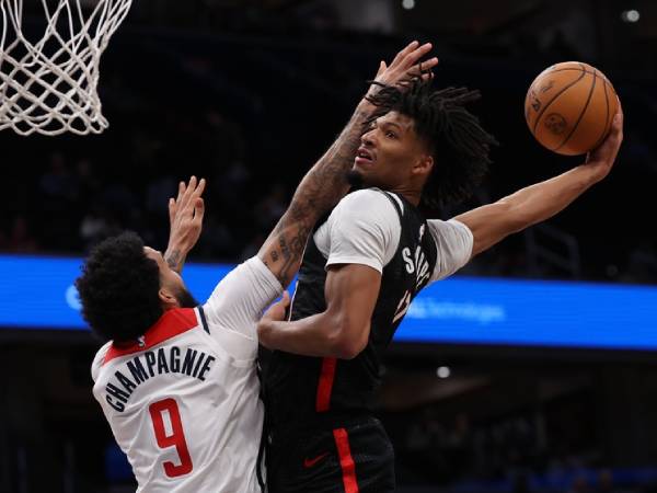 Shaedon Sharpe (kanan) mencetak 36 poin saat Portland Trail Blazers meraih kemenangan 129-121 atas Washington Wizards pada Rabu (26/2) malam. (Foto: AP)