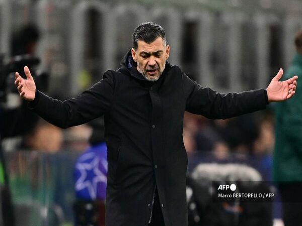 Sergio Conceicao mengaku turut merasakan penderitaan suporter AC Milan, di tengah laju inkonsisten tim dalam beberapa pertandingan terakhir / via Getty Images
