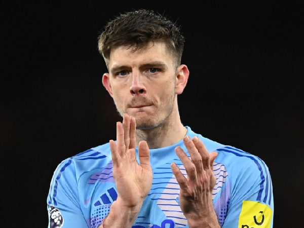 Nick Pope dibela oleh manajer Newcastle United, Eddie Howe
