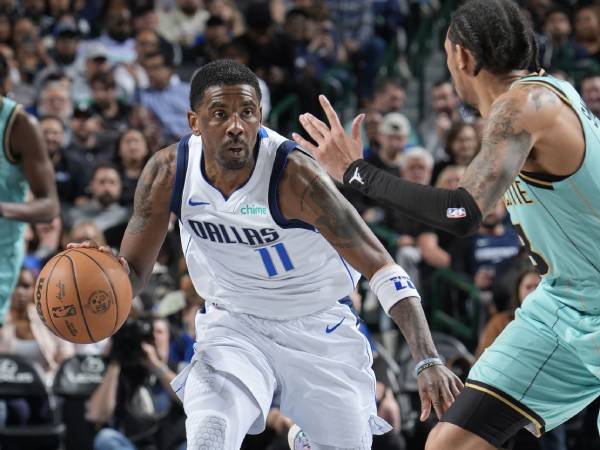 Kyrie Irving (kiri) mencetak 25 poin saat membawa Dallas Mavericks mengalahkan tim tamu Charlotte Hornets 103-96 pada hari Kamis (27/2) malam.