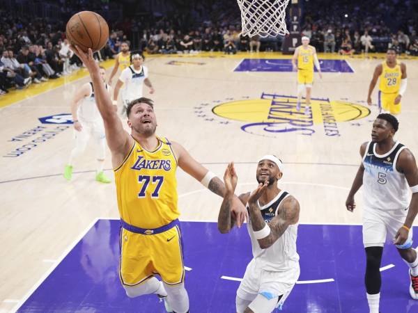 Luka Doncic (kiri) mencetak 21 poin saat Los Angeles Lakers mengalahkan tim tamu Minnesota Timberwolves 111-102 pada Kamis (27/2) malam. (Foto: AP)