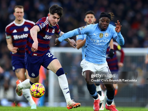Bek Newcastle United, Tino Livramento, berhadapan dengan Jeremy Doku dari Manchester City