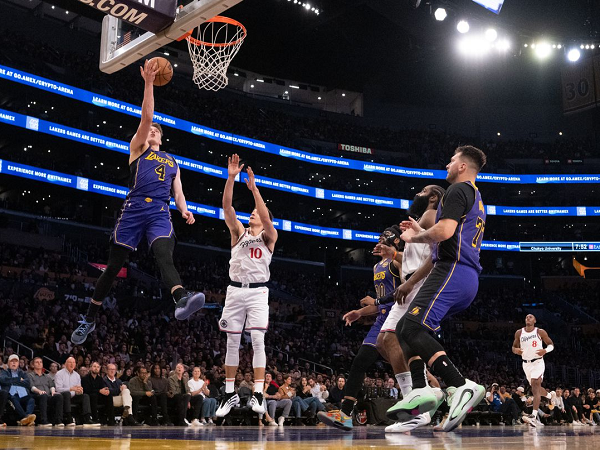 Los Angeles Lakers berhasil menang tipis atas Los Angeles Clippers.