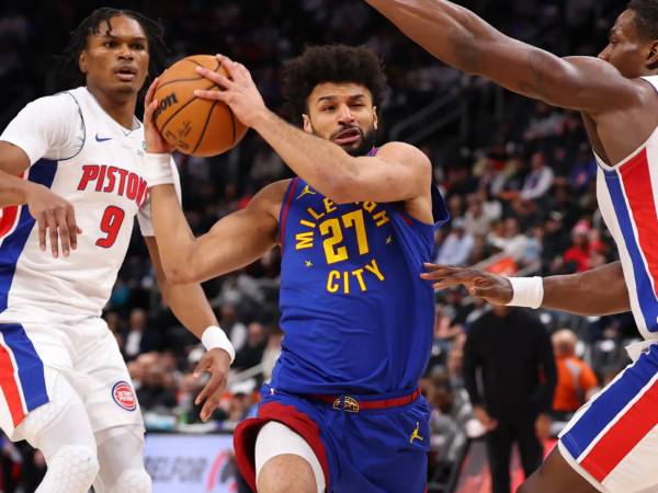 Jamal Murray (tengah) mencetak 31 poin saat tim tamu Denver Nuggets menang 134-119 atas Detroit Pistons pada Jumat (28/2) malam. (Foto: AP)