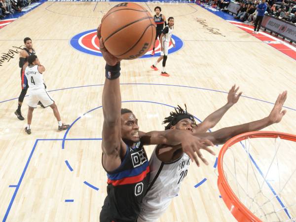 Jalen Duren (kiri) mencetak 18 poin saat tuan rumah Detroit Pistons mengalahkan Brooklyn Nets 115-94 pada Sabtu (1/3) malam. (Foto: AP)