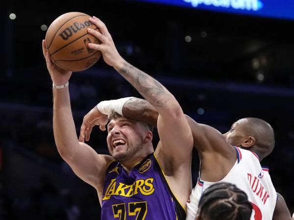 Luka Doncic (kiri) mencetak 31 poin saat Los Angeles Lakers menang 106-102 pada hari Jumat (28/2) malam atas Los Angeles Clippers. (Foto: AP)