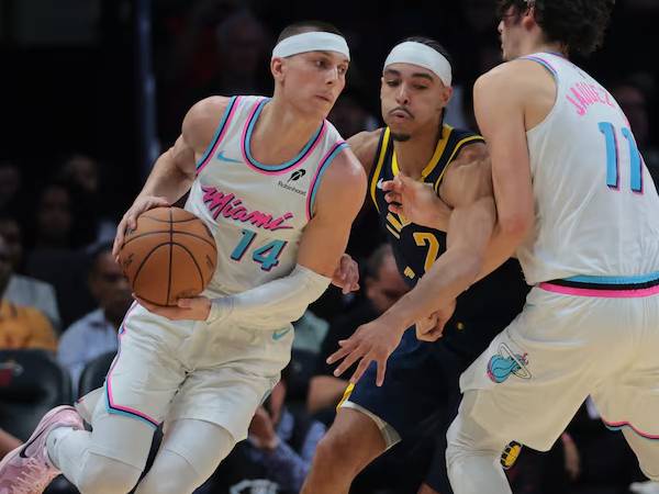 Tyler Herro (kiri) mencetak 29 poin saat tuan rumah Miami Heat mengalahkan Indiana Pacers 125-120 pada Jumat (28/2) malam. (Foto: AP)