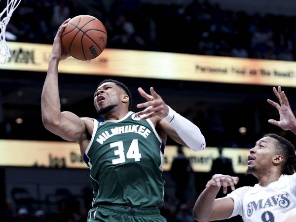 Giannis Antetokounmpo (kiri) mencetak 29 poin saat Milwaukee Bucks meraih kemenangan 132-117 atas tuan rumah Dallas Mavericks pada Sabtu (1/3) malam. (Foto: AP)