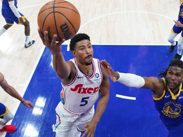 Quentin Grimes (kiri) mencetak 44 poin saat Philadelphia 76ers menang 126-119 atas tim tamu Golden State Warriors pada hari Sabtu (1/3) malam. (Foto: AP)