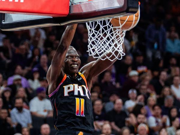 Bol Bol mencetak 25 poin saat Phoenix Suns meraih kemenangan 125-108 atas tim tamu New Orleans Pelicans pada Jumat (28/2) malam. (Foto: AP)
