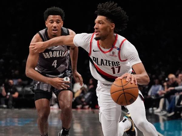 Shaedon Sharpe (kanan) mencetak 25 poin saat Portland Trail Blazers mengalahkan Brooklyn Nets 121-102 pada hari Jumat (28/2) malam di New York. (Foto: AP)