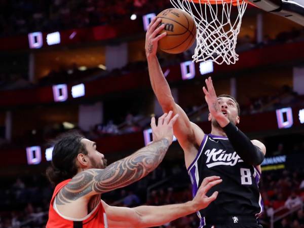 Zach LaVine (kanan) mencetak 20 poin saat tim tamu Sacramento Kings meraih kemenangan 113-103 atas Houston Rockets pada hari Sabtu (1/3) malam. (Foto: AP)