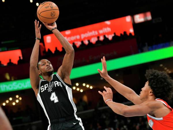 De'Aaron Fox (kiri) mencetak 20 poin saat tim tamu San Antonio Spurs meraih kemenangan 130-128 atas Memphis Grizzlies pada Sabtu (1/3) malam. (Foto: AP)