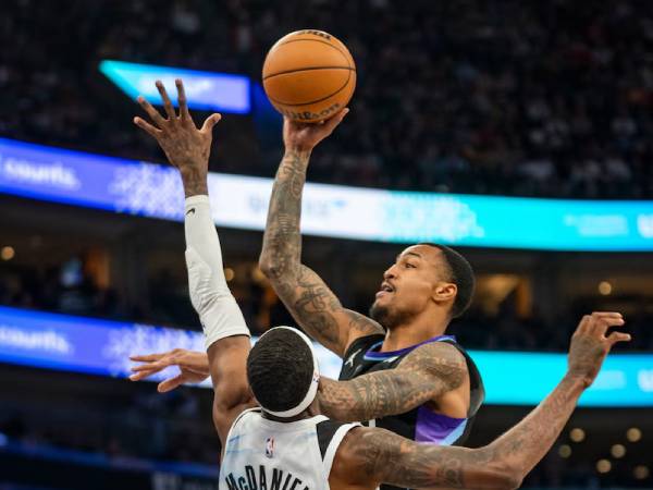 John Collins (kanan) mencetak 29 poin saat Utah Jazz meraih kemenangan 117-116 atas Minnesota Timberwolves pada Jumat (28/2) malam di Salt Lake City. (Foto: AP)