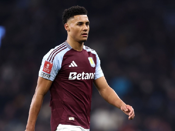 Ollie Watkins melewatkan peluang emas bagi Aston Villa