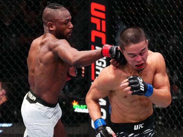 Manel Kape (kiri) dan Asu Almabayev. (Foto: Fight TV)