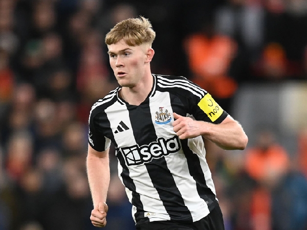 Bek Newcastle United, Lewis Hall, mengalami cedera pergelangan kaki
