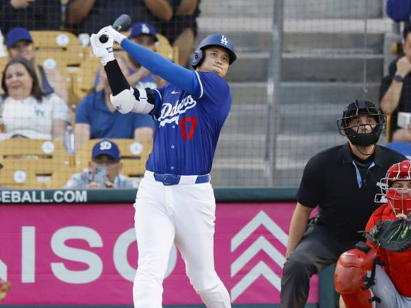 Pukulan Shohei Ohtani pada inning pertama dari Yusei Kikuchi menggetarkan para penonton yang memadati Camelback Ranch. (Foto: AP)