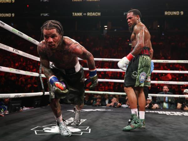 Gervonta Davis (kiri) sempat berlutut di ronde kesembilan saat menghadapi Lamont Roach Jr. (Foto: Fight TV)