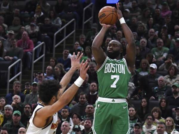 Jaylen Brown (kanan) mencetak 22 poin saat Boston Celtics mengalahkan tim tamu Denver Nuggets 110-103 pada hari Minggu (2/3) siang. (Foto: AP)