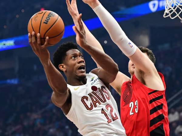 De'Andre Hunter (kiri) mencetak 32 poin saat Cleveland Cavaliers menang 133-129 lewat overtime atas tim tamu Portland Trail Blazers pada Minggu (2/3) sore. (Foto: AP)