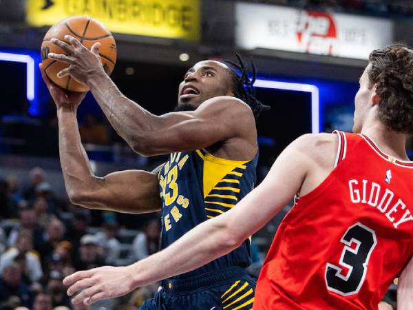 Aaron Nesmith (kiri) mencetak 27 poin saat Indiana Pacers mengalahkan Chicago Bulls 127-112 pada hari Minggu (2/3) sore di Indianapolis. (Foto: AP)