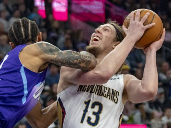 Kelly Olynyk (kanan) mencetak 26 poin saat New Orleans Pelicans meraih kemenangan 127-121 atas Utah Jazz di Salt Lake City pada Minggu (2/3) malam. (Foto: AP)