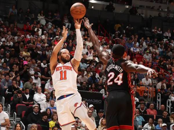 Jalen Brunson (kiri) mencetak 31 poin saat New York Knicks mengalahkan tuan rumah Miami Heat 116-112 dalam babak perpanjangan waktu pada Minggu (2/3) malam. (Foto: AP)