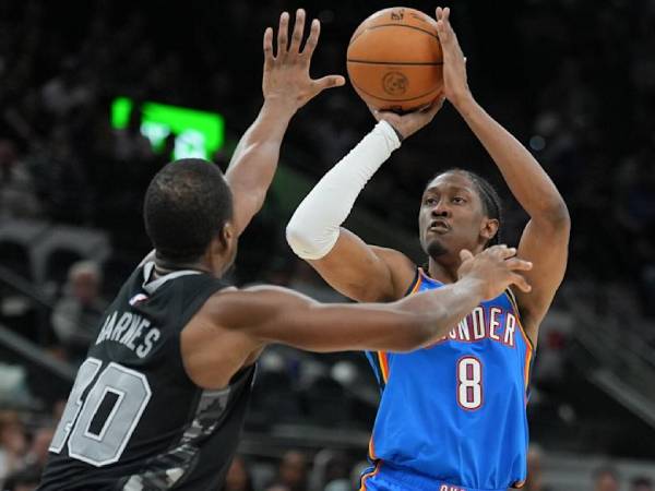 Jalen Williams (kanan) mencetak 41 poin saat tim tamu Oklahoma City Thunder mengalahkan San Antonio Spurs 146-132 pada hari Minggu (2/3) malam. (Foto: AP)