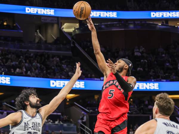 Immanuel Quickley (kanan) mencetak 24 poin saat tim tamu Toronto Raptors menang 104-102 atas Orlando Magic pada hari Minggu (2/3) malam. (Foto: AP)