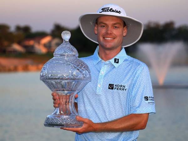 Joe Highsmith berpose dengan trofi Cognizant Classic. (Foto: Golf Digest)