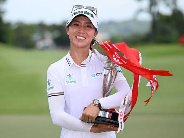 Lydia Ko berpose dengan trofi HSBC Women's World Championship. (Foto: Golf Digest)