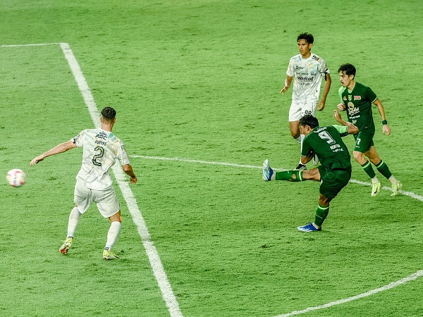 Penyerang Persebaya Surabaya, Rizky Dwi Pangestu mencetak gol debut