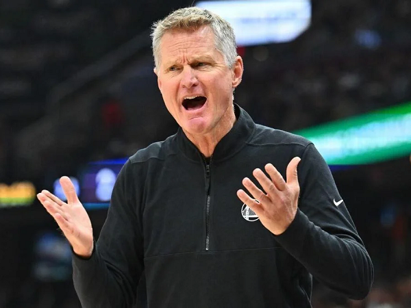 Steve Kerr protes soal wasit yang kurang jeli soal aturan traveling.