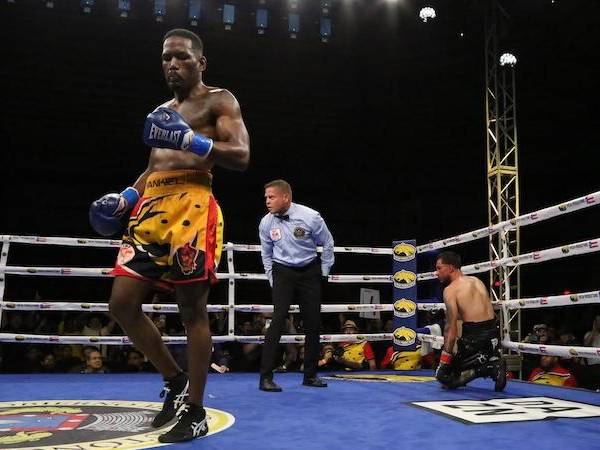 Subriel Matias (kiri) tampak berjalan setelah Gabriel Gollaz Valenzuela tersungkur. (Foto: Fight TV)