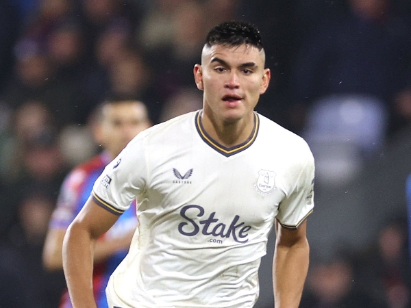 Gelandang pinjaman Everton, Carlos Alcaraz