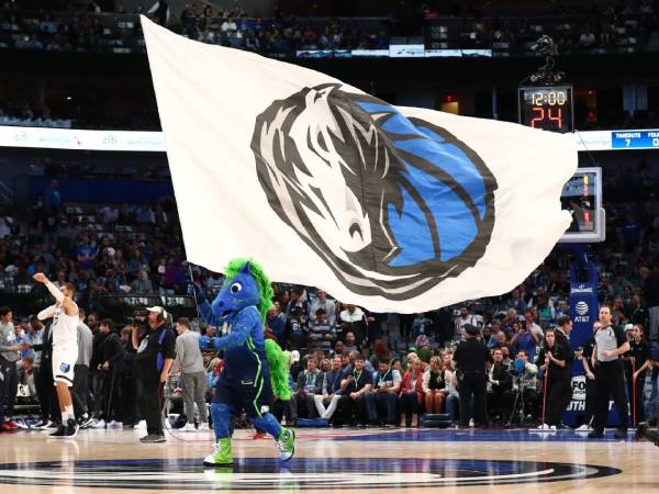 Terlepas dari kontroversi tersebut, Dallas Mavericks terus maju dengan penyesuaian harga tiket mereka. (Foto: AP)