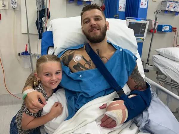 Dan Hooker (kanan) berpose bersama putrinya setelah menjalani operasi di tangan kirinya. (Foto: Fight TV)