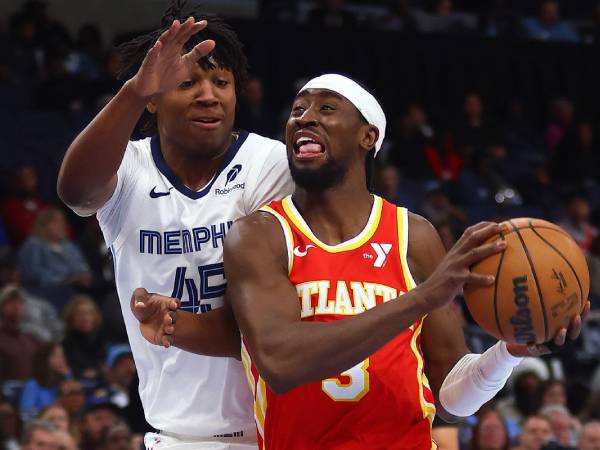 Caris LeVert (kanan) mencetak 25 poin saat tim tamu Atlanta Hawks meraih kemenangan 132-130 pada Senin (3/3) malam atas Memphis Grizzlies. (Foto: AP)