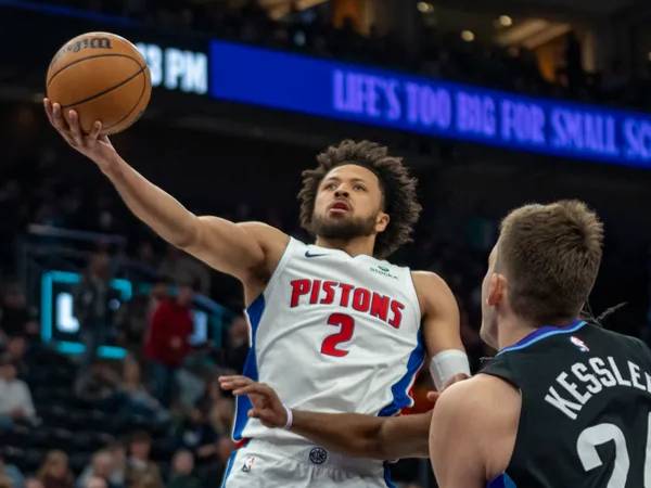 Cade Cunningham (kiri) mencetak 29 poin saat Detroit Pistons mengalahkan Utah Jazz 134-106 pada Senin (3/3) malam di Salt Lake City. (Foto: AP)