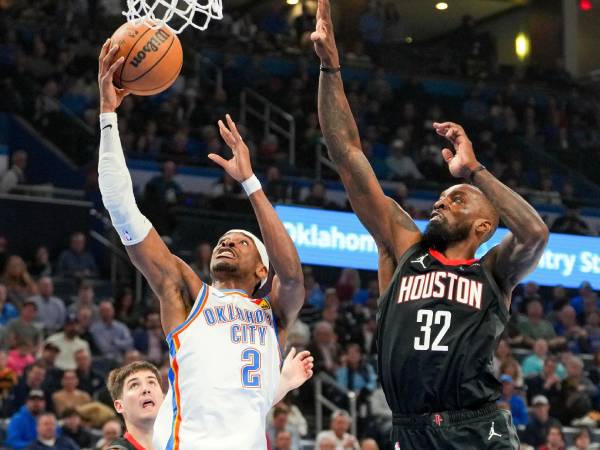 Shai Gilgeous-Alexander (kiri) mencetak 51 poin saat Oklahoma City Thunder meraih kemenangan 137-128 atas Houston Rockets pada hari Senin (3/3) malam. (Foto: AP)