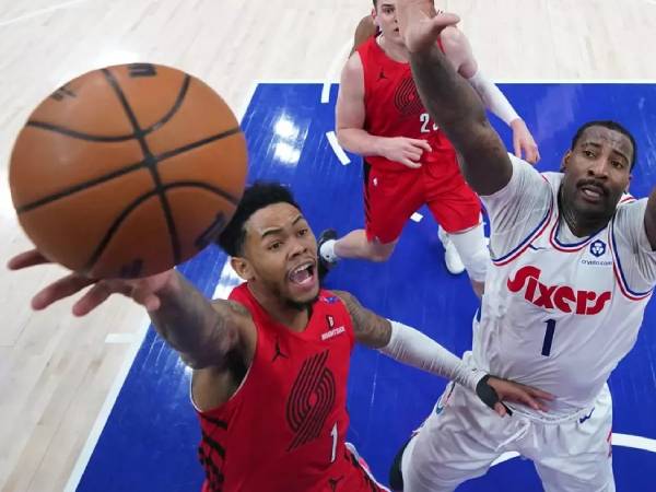 Anfernee Simons (kiri) mencetak 34 poin saat Portland Trail Blazers menang 119-102 atas Philadelphia 76ers pada hari Senin (3/3) malam. (Foto: AP)