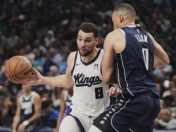 Zach LaVine (kiri) mencetak 22 poin saat Sacramento Kings mengalahkan tuan rumah Dallas Mavericks 122-98 pada hari Senin (3/3) malam. (Foto: AP)