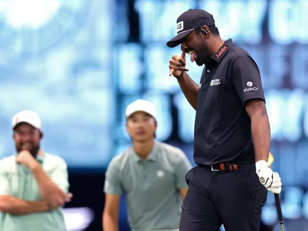 Sahith Theegala (kanan) dari LAGC melakukan selebrasi setelah memastikan kemenangan timnya dalam lanjutan TGL. (Foto: Golf Digest)