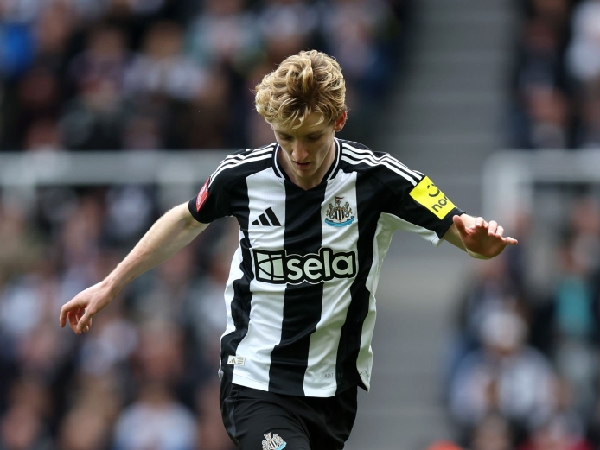 Winger Newcastle United, Anthony Gordon, akan melewatkan final Carabao Cup melawan Liverpool