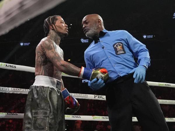 Gervonta Davis (kanan) dan Lamont Roach. (Foto: Fight TV)